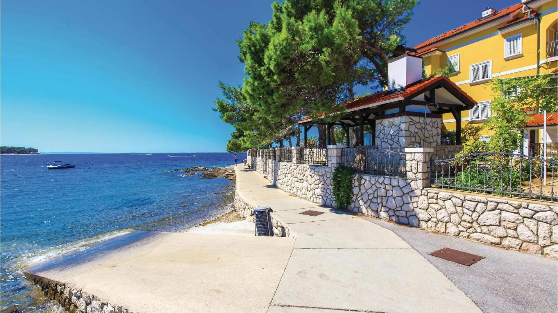 2 Bedroom Awesome Apartment In Banjol