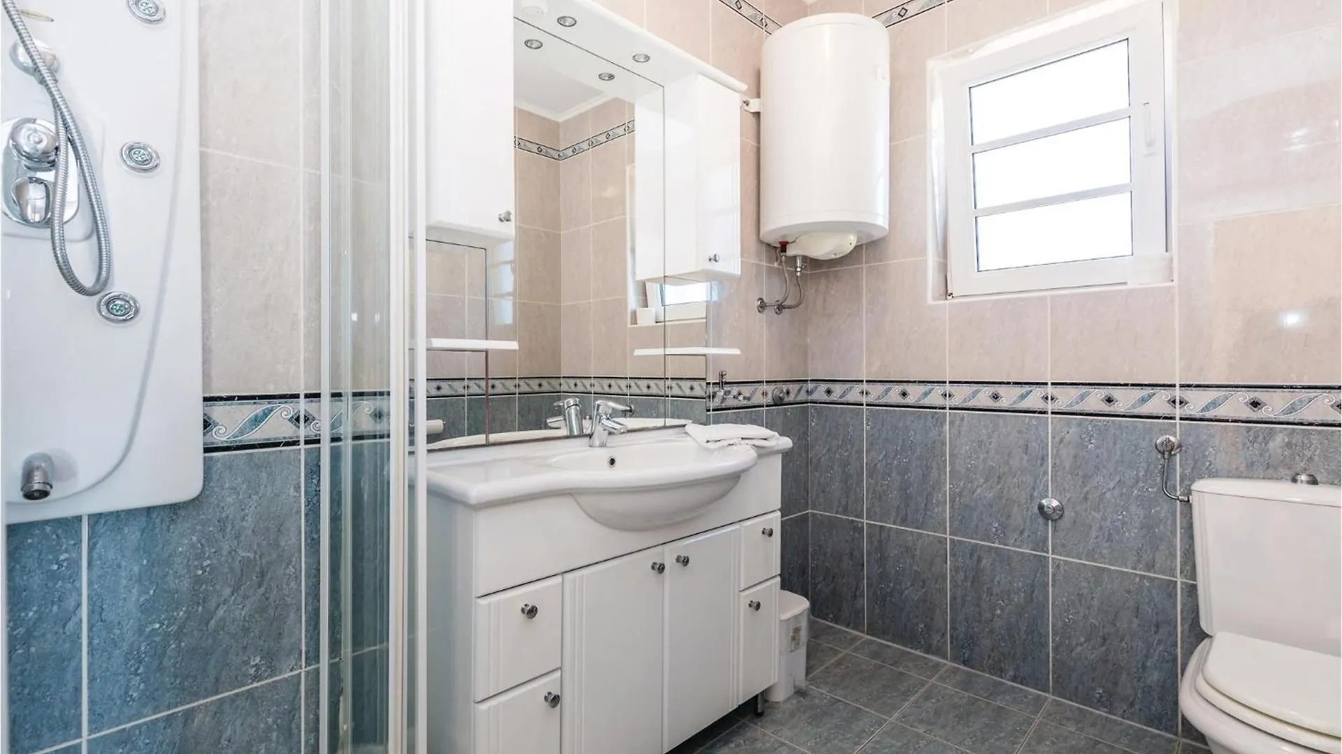 2 Bedroom Awesome Apartment In Banjol
